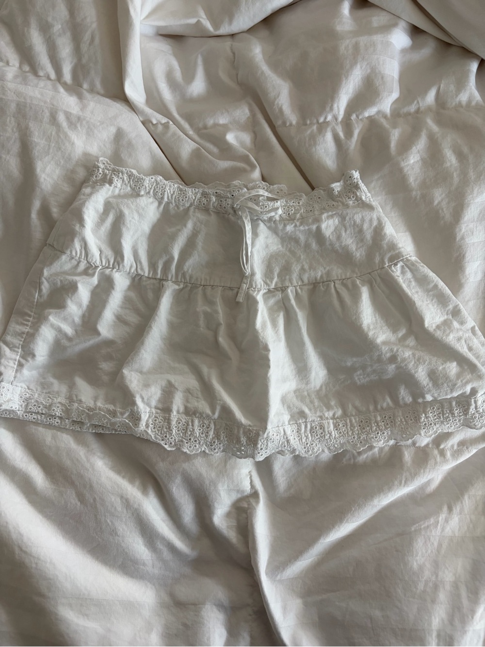 Brandy Melville White Lace Trim Mini Skirt